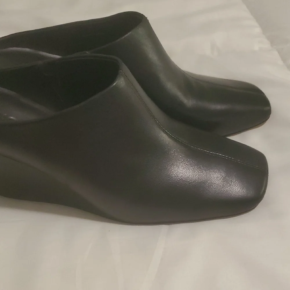 Vince Black Leather Slip-On Loafers Wedge - Picture 8 of 10